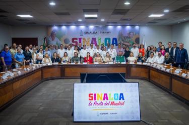 Autoridades estatales y representantes del sector turístico presentan el programa Sinaloa: La Fiesta del Mundial durante un evento realizado en Culiacán.