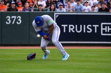 Jesús Sánchez tuvo que abandonar el juego entre Toronto y Baltimore después de recibir el impacto de una pelota lanzada desde las tribunas por un aficionado.