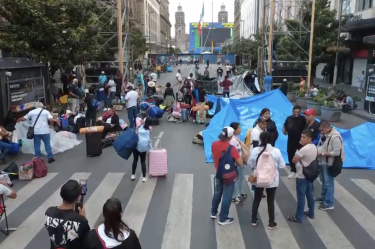 Lonas y casas de campaña ocupan las calles y banquetas en 20 de Noviembre.