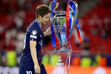 Lee Kang-in celebra la victoria del PSG en la Champions.