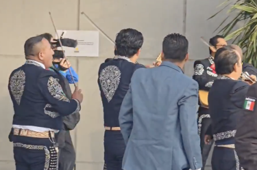 Un mariachi recibe a la selección de Sudáfrica a la llegada a Pachuca