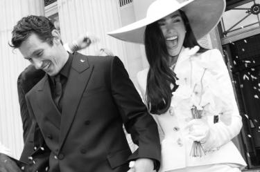 Dua Lipa confirmó su matrimonio con Callum Turner al compartir fotografías inéditas de la ceremonia.