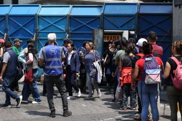 Debido al bloqueo en torno al Zócalo de la Ciudad de México no fue posible el arribo de la delegación española a la sede del Ejecutivo, en Palacio Nacional.