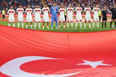 ¡Increíble despedida! Escoltan a la selección de Turquía