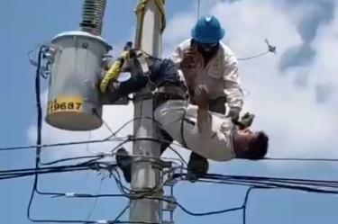 Un hombre se salvó de milagro luego de recibir una descarga eléctrica cuando se encontraba arriba de un poste de luz realizando algunos trabajos.
