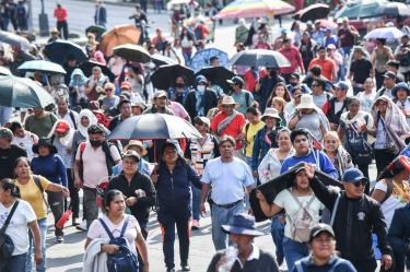 CIUDAD DE MÉXICO, 02JUNIO2026.- Maestros de de la Coordinadora Nacional de Trabajadores de la Educación (CNTE) retiraron tras más de tres horas el bloqueo de avenida Paseo de la Reforma para marchar sobre Paseo de la Reforma, y dirigirse al "caballito" para reunirse con líderes del magisterio luego de terminar la mesa de diálogo con autoridades de la Secretaría de Gobernación.FOTO: MARIO JASSO/CUARTOSCURO.COM