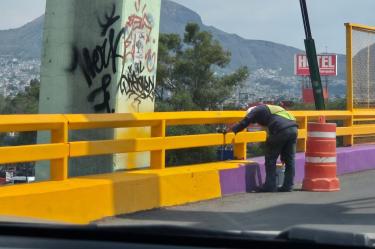 La rectificación ocurre tras críticas ciudadanas y la difusión de videos en redes sociales de trabajadores repintando parapetos vehiculares.