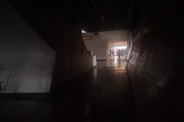 Una revisión en el sistema eléctrico de la Línea 7 del Metro dejó la estación Tacubaya a oscuras.