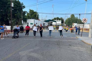 Madres de familia confrontaron a la directora de la primaria “Plan de Guadalupe” y le exigieron no proteger al profesor señalado de tocar de manera indebida a varios alumnos.