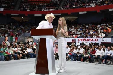 El gobernador de Sonora, Alfonso Durazo, y la vocera Paloma Terán