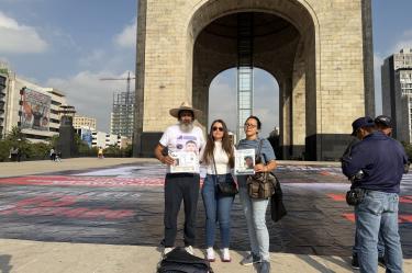 Familiares de Carlos Emilio instalan una mega manta donde piden ampliar averiguación para encontrar al joven