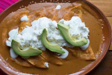 Receta de enfrijoladas con chipotle, rellenas de jamón