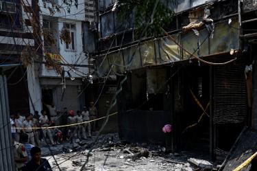Bomberos y policías rescataron a más de 40 personas tras el incendio en Nueva Delhi.