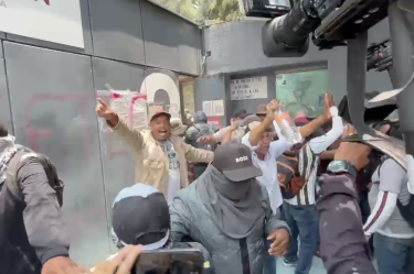 Tras irrumpir en la sede de la SEP en avenida Universidad, maestros de la CNTE vandalizaron y realizaron quemas en el interior del inmueble.