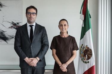 La reunión se realizó en una sede alterna a Palacio Nacional, pues debido a los bloqueos que hay en el Centro Histórico se dificulta acercarse a Zócalo de la Ciudad de México.