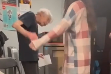 Brooklyn Green inició una campaña viral en GoFundMe que recaudó más de 140 mil dólares para cambiar la vida de Mary, una abuelita trabajadora de Tennessee.