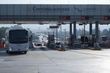 Durante su fuga, el conductor atravesó un filtro de revisión instalado por elementos de la Guardia Nacional a pocos metros de la caseta.
