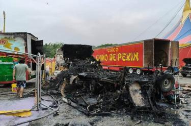 El fuego consumió un remolque tipo casa rodante del Circo Chino de Pekín