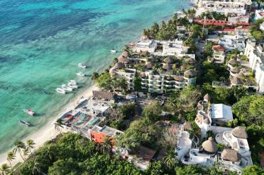 Dos décadas después, dirige Riviera Management, una firma con más de 150 proyectos administrados en 20 años, y 3.500 unidades en gestión y un equipo de más de 200 colaboradores en el sureste mexicano.