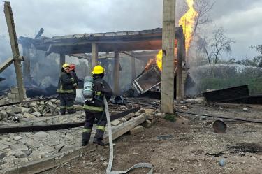 Bomberos combatiendo el fuego tras la explosión de una bodega clandestina de gas LP que quedó reducida a escombros en Tepeaca, Puebla.