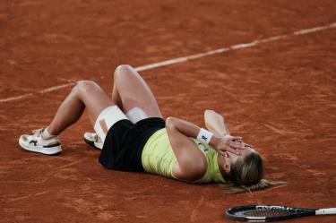 La polaca Maja Chwalinska celebra después de vencer a la rusa Diana Shnaider en la segunda de las semifinales de Roland Garros.