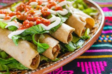 Cómo recalentar tacos dorados de pollo