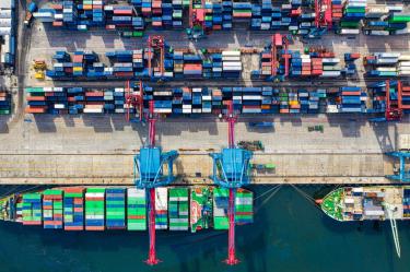 El gobierno federal anunció la eliminación de la dictaminación de Avisos en materia de comercio exterior que se presentan ante dichas autoridades a través de la Ventanilla Única de Trámites de Comercio Exterior, lo cual agilizará las actividades económicas.Lo anterior, en el marco del decreto publicado en el Diario Oficial de la Federación el 4 de mayo de 2026, en el que se habilita la Ventanilla Única de Trámites de Comercio Exterior y se establece que operará bajo la estandarización, interoperabilidad, uso de datos, trazabilidad, seguridad de la información, enfoque de persona usuaria, mejora continua y eliminación de cargas administrativas innecesarias.En este sentido, los Avisos ya no requerirán una resolución expresa, al tratarse de trámites considerados autogestivos.La medida obedece a que dichos trámites tienen como finalidad únicamente informar sobre la realización de actividades reguladas por dichas autoridades. Esto no exime a los particulares regulados del cumplimiento de las disposiciones normativas en la materia, por lo que continúan sujetos a las acciones de verificación, vigilancia y control de la Secretaría de Economía, el Servicio de Administración Tributaria y la Agencia Nacional de Aduanas, y, en su caso, a las sanciones administrativas que les resulten aplicables.Cabe señalar que se exceptúan de la medida los trámites de “Avisos automáticos de importación de productos siderúrgicos”, “Avisos Automáticos de Exportación de Tomate Fresco”, así como “Avisos automáticos de importación de máquinas de funcionamiento eléctrico, electrónico, mecánico o combinación de ellos, a través de las cuales se realicen sorteos con números o símbolos sujetos al azar”, únicamente en su modalidad de “informe de observaciones respecto de los estándares mínimos de seguridad que deriven de cualquier inspección de supervisión de cumplimiento”.Asimismo, se excluyen las modalidades de “Modificación Alta de domicilio de una planta, bodega o almacén-PROSEC” y “Modificación Baja de domicilio de una planta, bodega o almacén-PROSEC”.Estas exclusiones responden estrictamente a los ajustes técnicos que actualmente deben implementarse en los sistemas correspondientes.