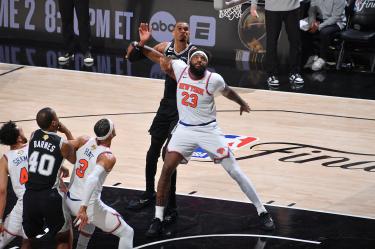 Los centros Mitchell Robinson, de los New York Knicks, y Victor Wembanyama, de los San Antonio Spurs, fueron los protagonistas del momento en que un aficionado se tomó una selfie en la duela.