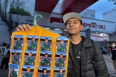 Vendedor de estampitas santificadas de la Selección Mexicana