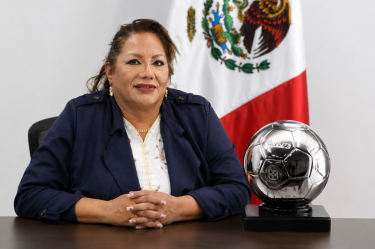 La diputada Gabriela Chumacero tiró el trofeo que acredita al Cruz Azul como el mejor equipo de la temporada 2025-2026.