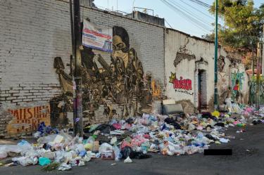 CIUDAD DE MÉXICO, 21ABRIL2026.- Pese a señalamientos, se acumula gran cantidad de basura hasta convertirse en un punto de tiradero en la calle de Soto, entre Arteaga y Sol, en la colonia Guerrero, alcaldía Cuauhtémoc. FOTO: LILIÁN AYALA/CUARTOSCURO.COM