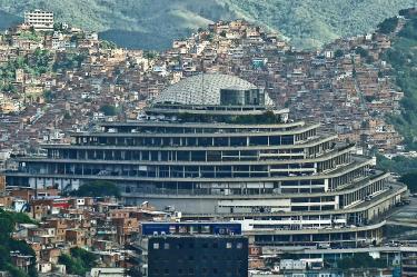 La cárcel fue concebida originalmente como un centro comercial futurista en Caracas.
