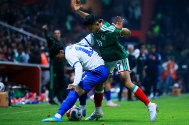 Orbelin Pineda en el partido ante Serbia