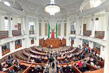 Sede del Congreso de la Ciudad de México con legisladores en sesión.