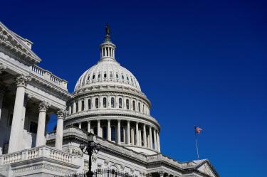 Oposición demócrata frena extensión de poderes de inteligencia en el Senado.