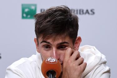 Matteo Arnaldi parece de una infección estomacal que hizo que se retirara de Roland Garros antes de afrontar las semifinales ante su compatriota Flavio Cobolli.