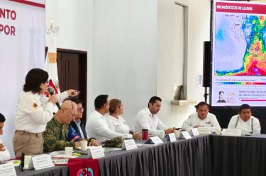 Funcionarios federales y estatales que participan en el Puesto de Comando en Huatulco