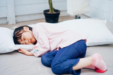 ¿Cómo ayudar a tu hijo a dormir solo en su cama?