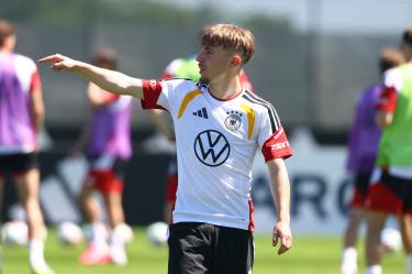 Lennart Karl, joya juvenil del futbol alemán, sufrió una fuerte lesión en la concentración del conjunto teutón que pone en riesgo su participación en el Mundial.