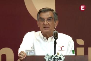 El gobernador de Tamaulipas, Américo Villarreal, muestra su visa estadounidense vigente ante los medios de comunicación en el Palacio de Gobierno.