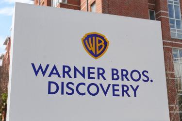 La posible fusión Paramount–Warner Bros genera caída en acciones y oposición en la industria.