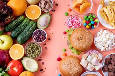 ¿Cómo manejo los dulces y la comida chatarra sin volverlos una obsesión para mi hijo?