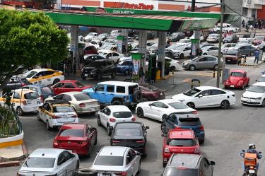 Caos vial y congestión masiva de autos y taxis frente a una gasolinera Pemex en Tuxtla Gutiérrez debido a la toma de maestros de la CNTE que regalan gasolina Magna.