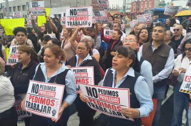 Comerciantes establecidos de la Calle de las Novias exigen libre acceso tras cinco días de pérdidas por cercos vallas y plantón de la CNTE.