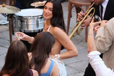 Dua Lipa y Callum Turner celebran su boda con una exclusiva fiesta de tres días en Sicilia.