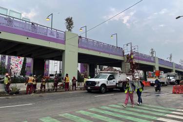 En paralelo, trabajadores avanzan en la intervención artística de los pilares que sostienen la estructura