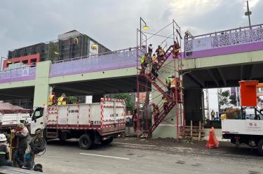 En paralelo, trabajadores avanzan en la intervención artística de los pilares que sostienen la estructura