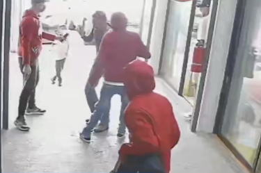 Un violento asalto a una joyería ubicada en la Plaza Zaragoza desató una intensa persecución civil y policial.