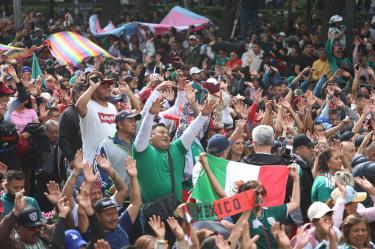 Toda una fiesta masiva en La Ola Más Grande del Mundo