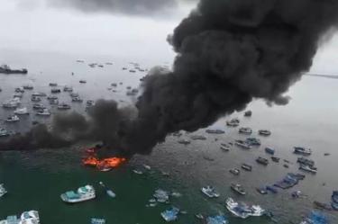 Las llamas consumieron al menos 35 embarcaciones en el área de pesca artesanal del puerto de Manta.
